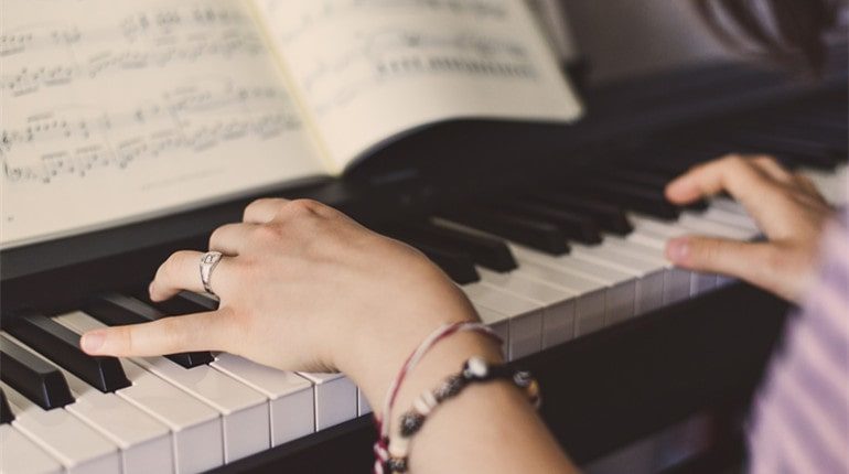 how to teach yourself to play the piano
