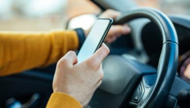 risks of driving while distracted